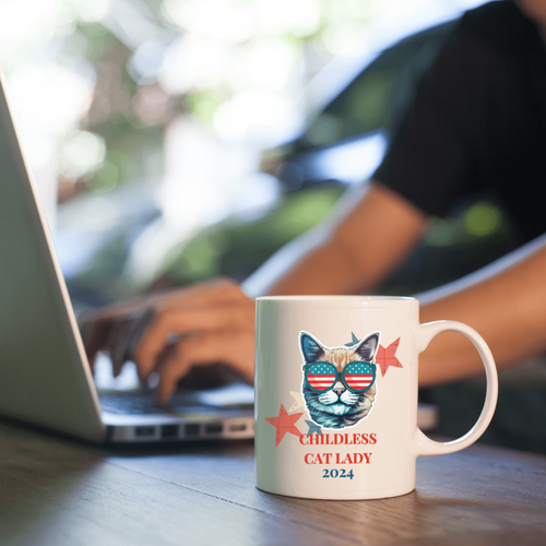 Taza de cerámica divertida para gatos de 11 oz - 'Childless Cat Lady 2024' taza de café de regalo perfecto - Imagen 13 de 13