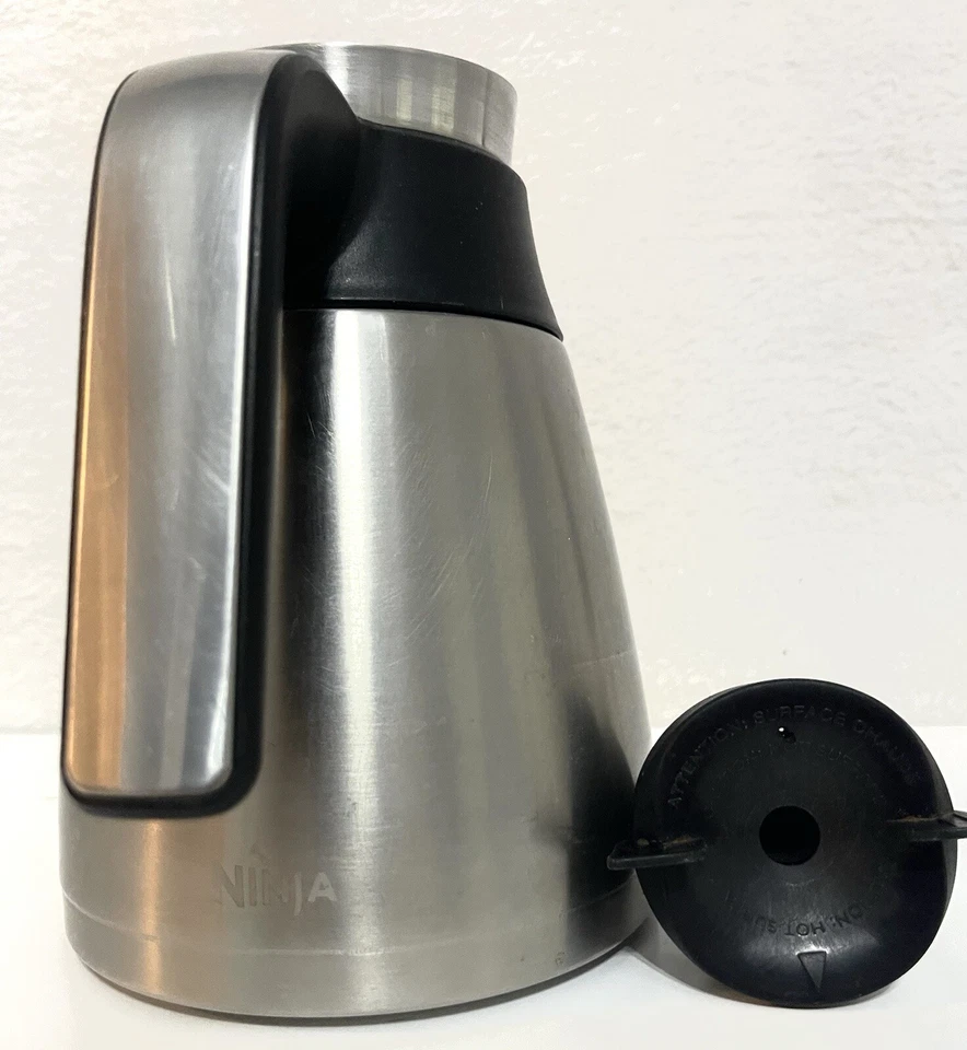Garrafa térmica Ninja Coffee aço inoxidável 43 oz com tampa preparada - Imagem 3 de 4