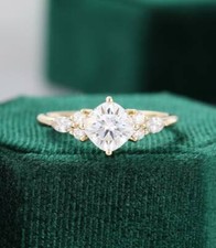 Anillo de compromiso cojín Art Deco oro amarillo 14K sobre racimo 6MM Moissanite Rin