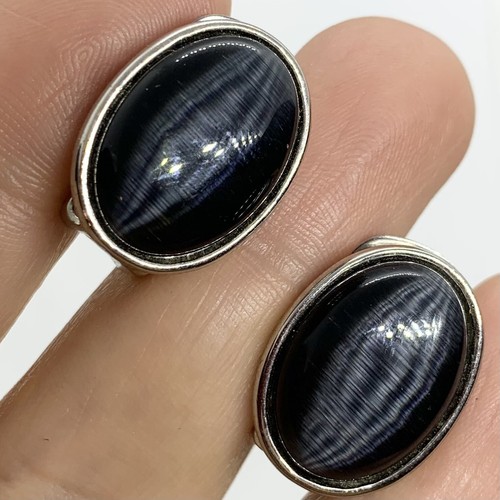 VTG DARK GRAY CATS EYE GLASS CABOCHON EARRINGS OVAL SILVERTONE HUGGIE CLIP-ON - Picture 2 of 7