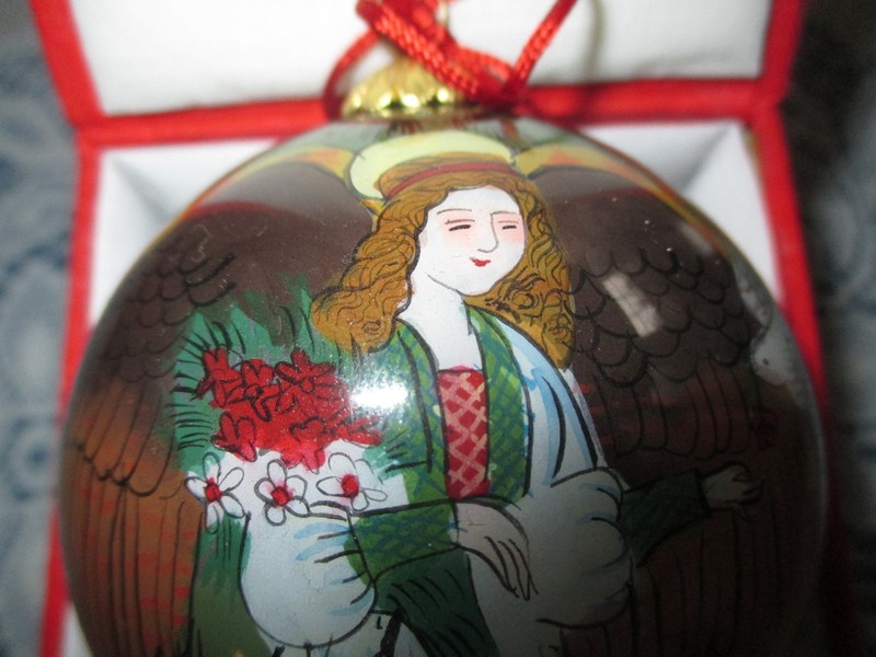 New in red gift box Inside Art Glass Christmas Ball : Angel with Doves