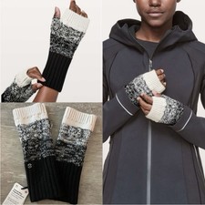 NWOT Size XS/S Lululemon Twisted Bliss Fingerless Gloves in Black / Angel Wing