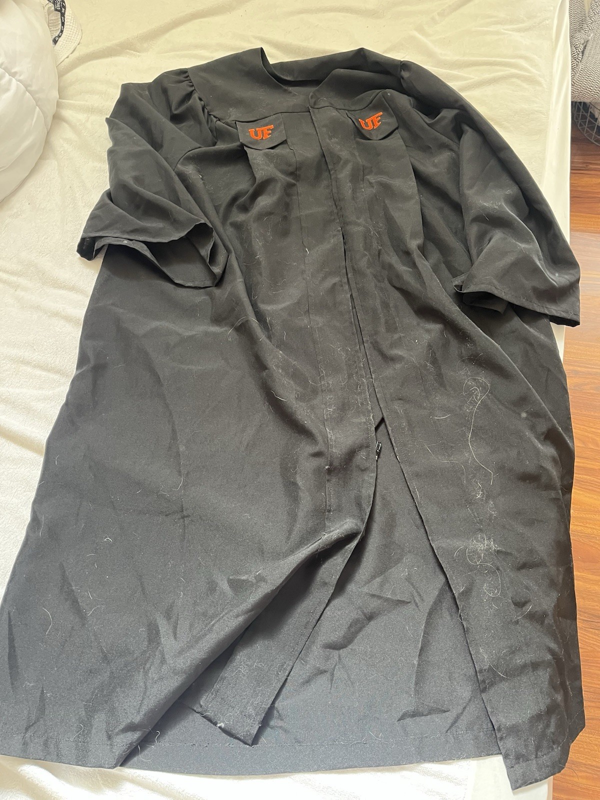 Vestido de graduación de la Universidad de Florida (UF) usado por mujer 5’7” para pregrado