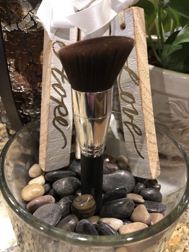 BareMinerals Cosmetic face brush.