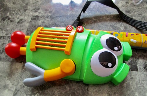 NUEVA GUITARRA ROCK FISHER PRICE STORYBOTS A TO Z (U3) - Imagen 2 de 3