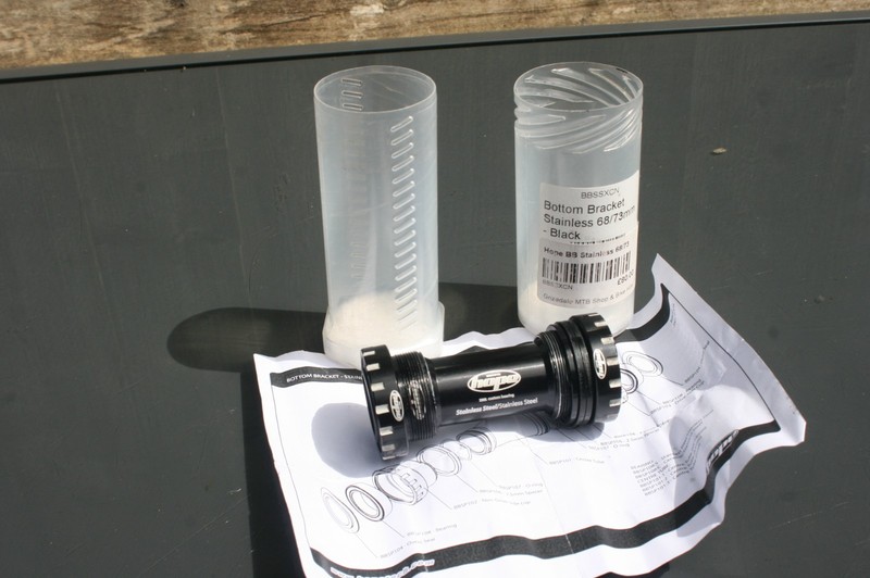 Hope bottom bracket. Black. 68/73mm. BSA threaded. Part no: BBSSXCN.
