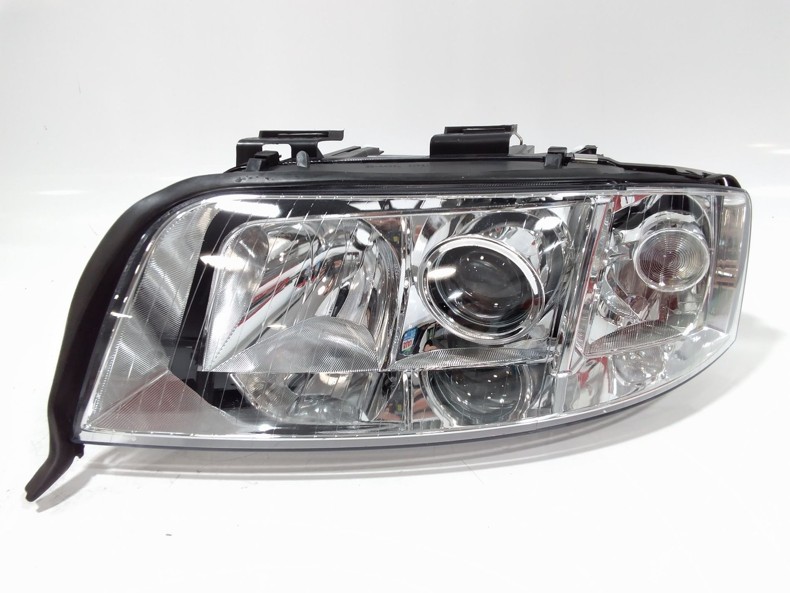 Phare gauche Audi A6 4B anti jaunissement pour réparer une optique terne