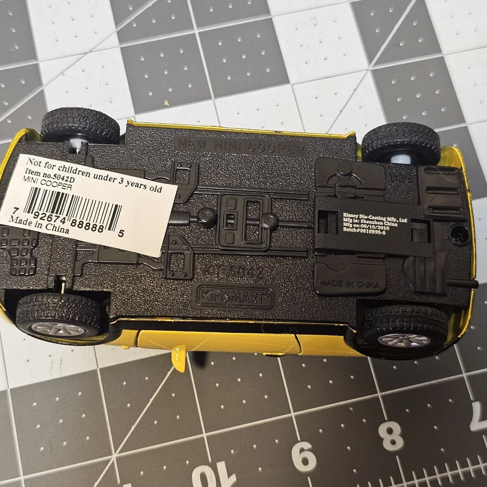 Kinsmart Mini Cooper "Barclays Capital" Advertisement Diecast Metal Car 1:32 - Image 4 of 4