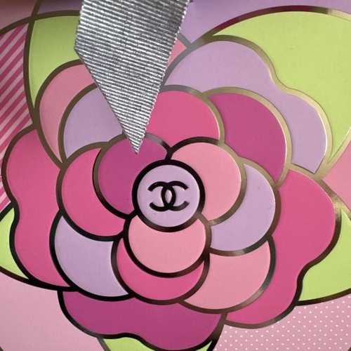SPLENDIDO sacchetto regalo grande Chanel con nastro argento fantasia camelia rosa/lilla - Foto 3 di 5