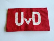 DDR Armbinde UvD wei&szlig; auf rot