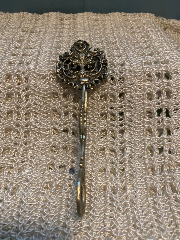 ORNATE ANTIQUE VINTAGE BRASS CHERUBS FLEUR DE LIS PASTRY SERVING TONGS 6 7/8” L
