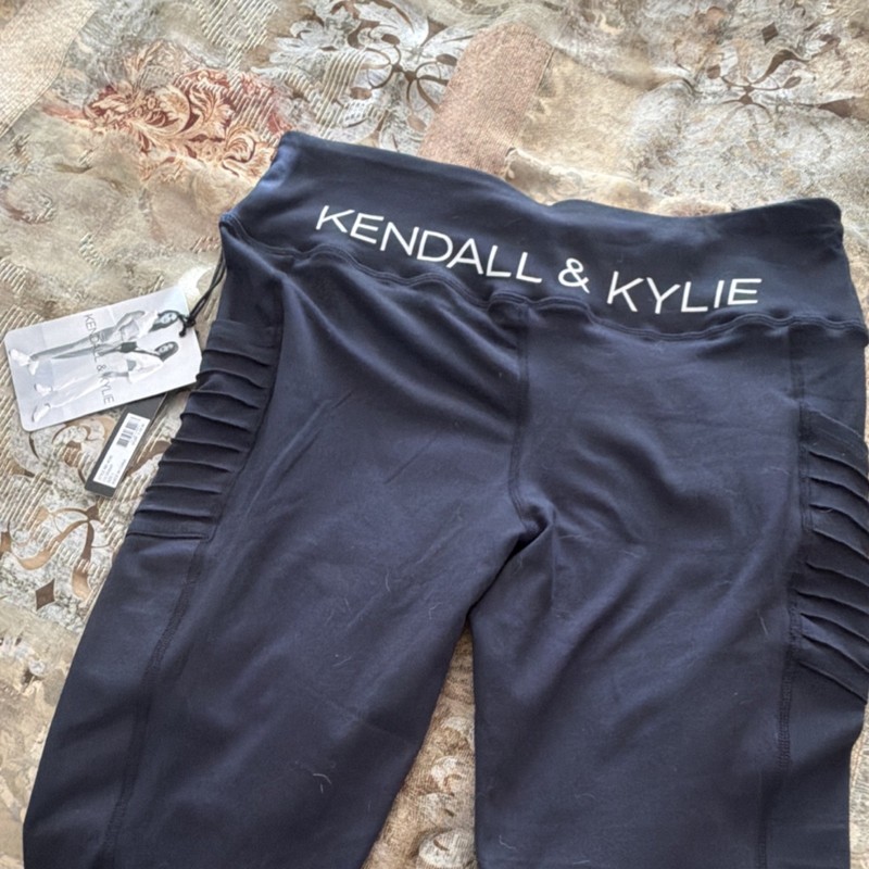 Kendall And Kylie Black Ankle Leggings Women’s Size L 77% Polyester 23% Spandex