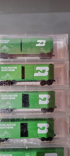 MicroTrains Burlington Northern Box Car 20306/3 (CINCO) Red Caboose (dos), Atlas-1 | Zustand: New