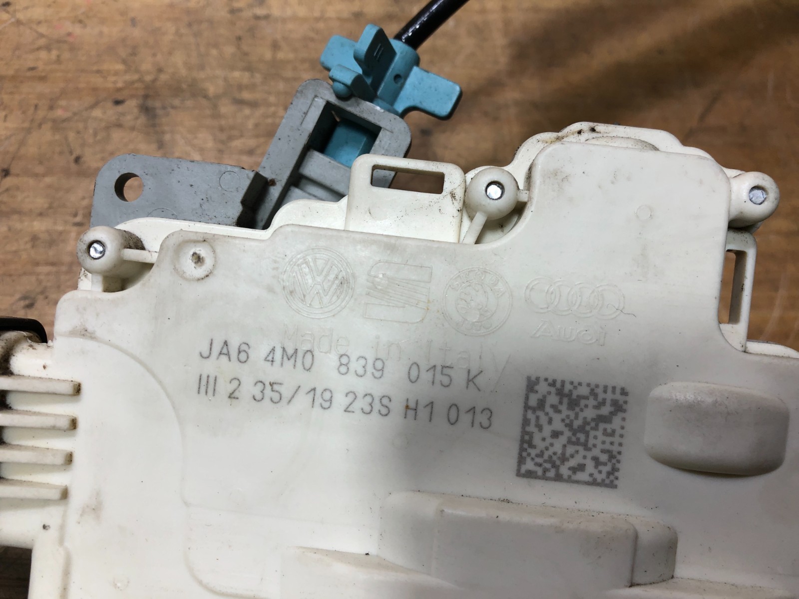 2017-2020 Bentley Bentayga Rear Left Door Actuator W/ Soft Close Motor 4M0839015