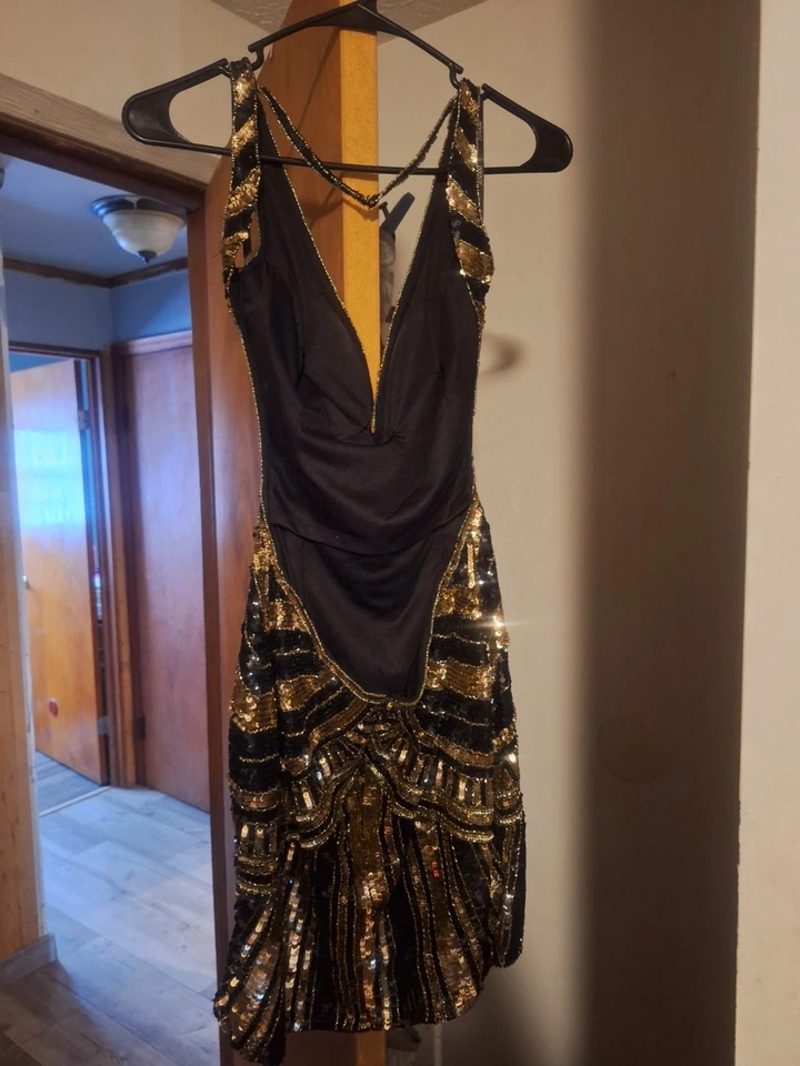 Vestido de coquetel lantejoulas gola V sem mangas Homecoming Jovani tamanho 6 - Imagem 3 de 4