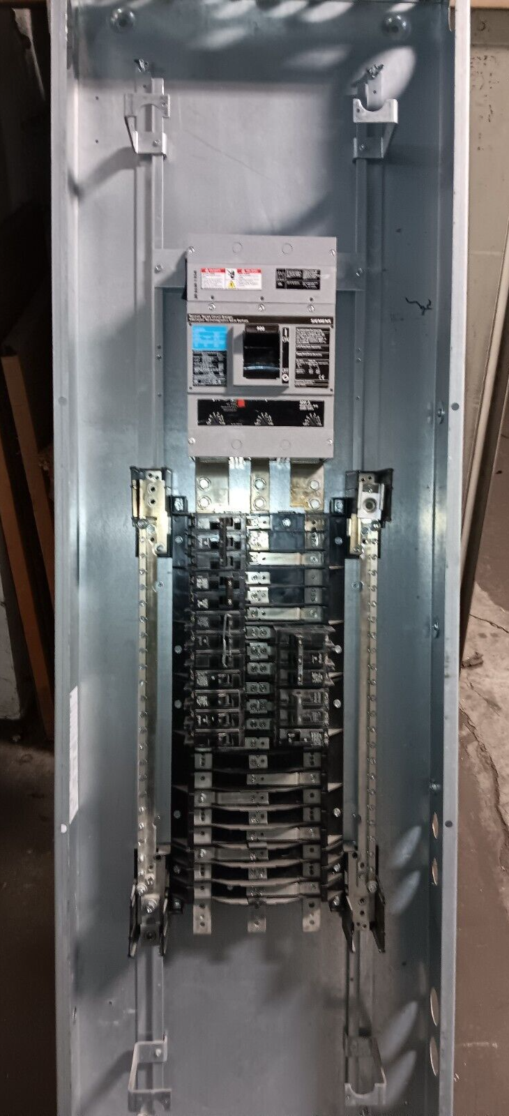 SIEMENS 400 AMP MAIN BREAKER P1 PANELBOARD 42 CIRC 208Y/120V 3Ø 4W