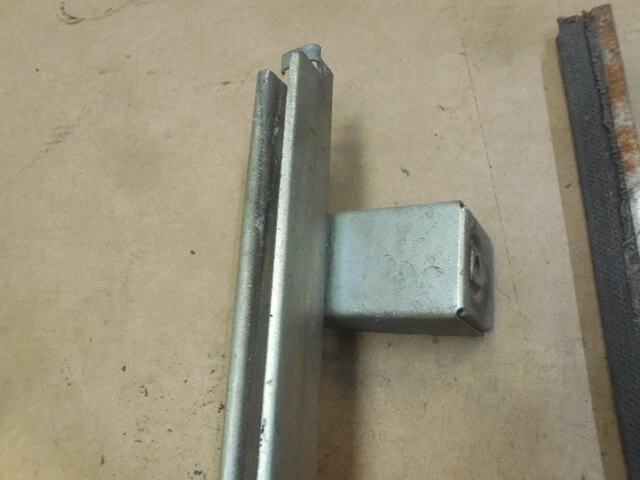 Mercedes W110 1961-1968 Juego de molduras de ventana delantera derecha 190C Foto 4 de 4