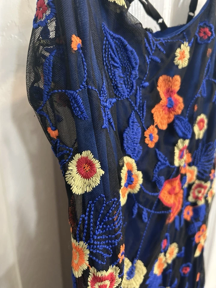 BCBGeneration Vestido Azul Floral Bordado Talla 2 Correa Ajustable Sin Mangas Foto 3 de 4