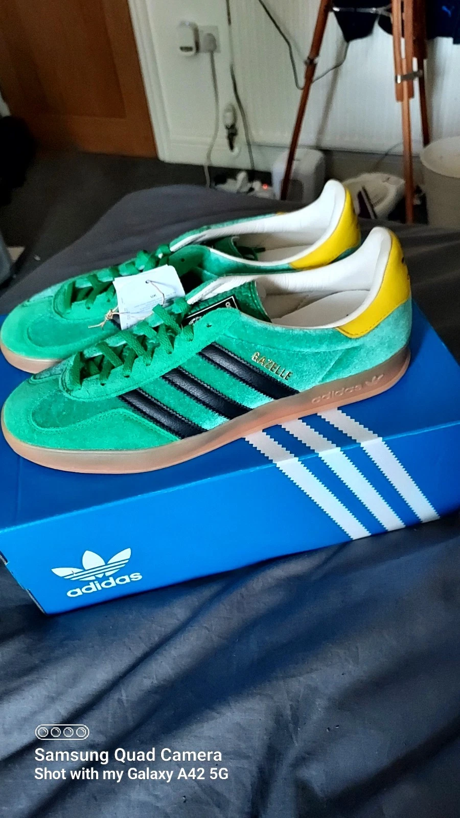 Adidas Gazelle Indoor velluto verde. Strisce nere..tacco giallo linguetta. Taglia 10uk