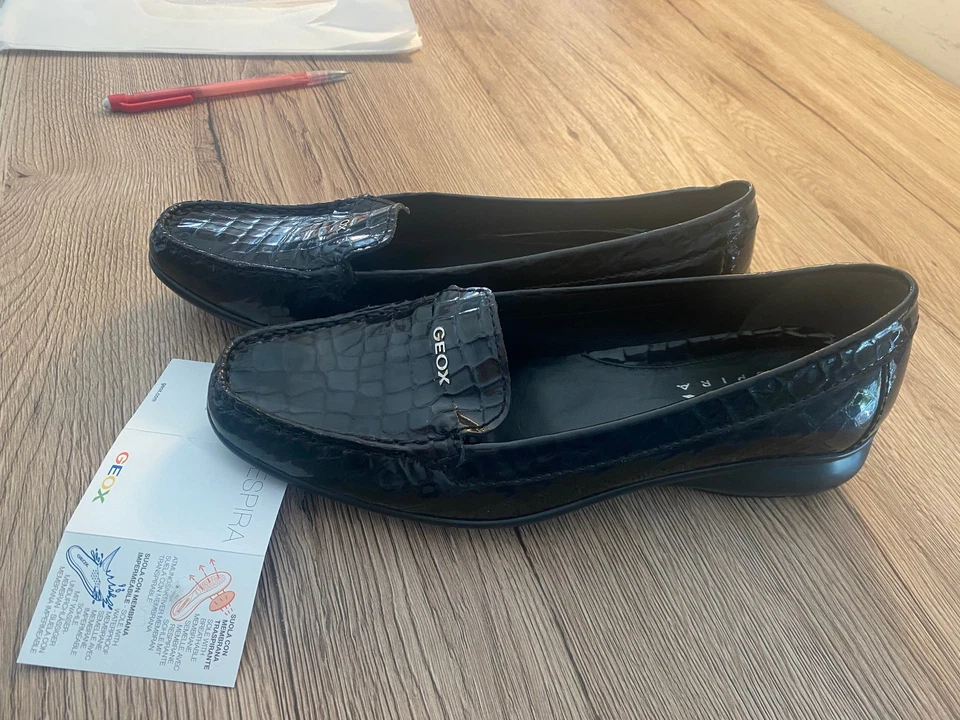 MOCASSINS FEMME GEOX - TRES TENDANCE, CUIR NOIR VERNIS POINTURE 36 - ETAT NEUF - Photo 2/4