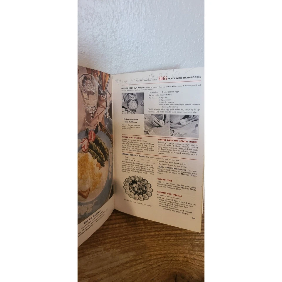 Libro de cocina con imágenes Betty Crockers segunda edición 1956 ilustraciones artísticas MCM vintage Foto 2 de 4