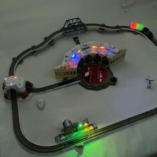 Thomas Trackmaster Tidmouth Sheds Set Hit PERSONALIZADO ILUMINADO Pista Vacaciones Nieve Lote