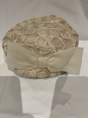 Vintage 1980’s cream soft pillbox hat with bow detail at the back - Picture 4 of 8