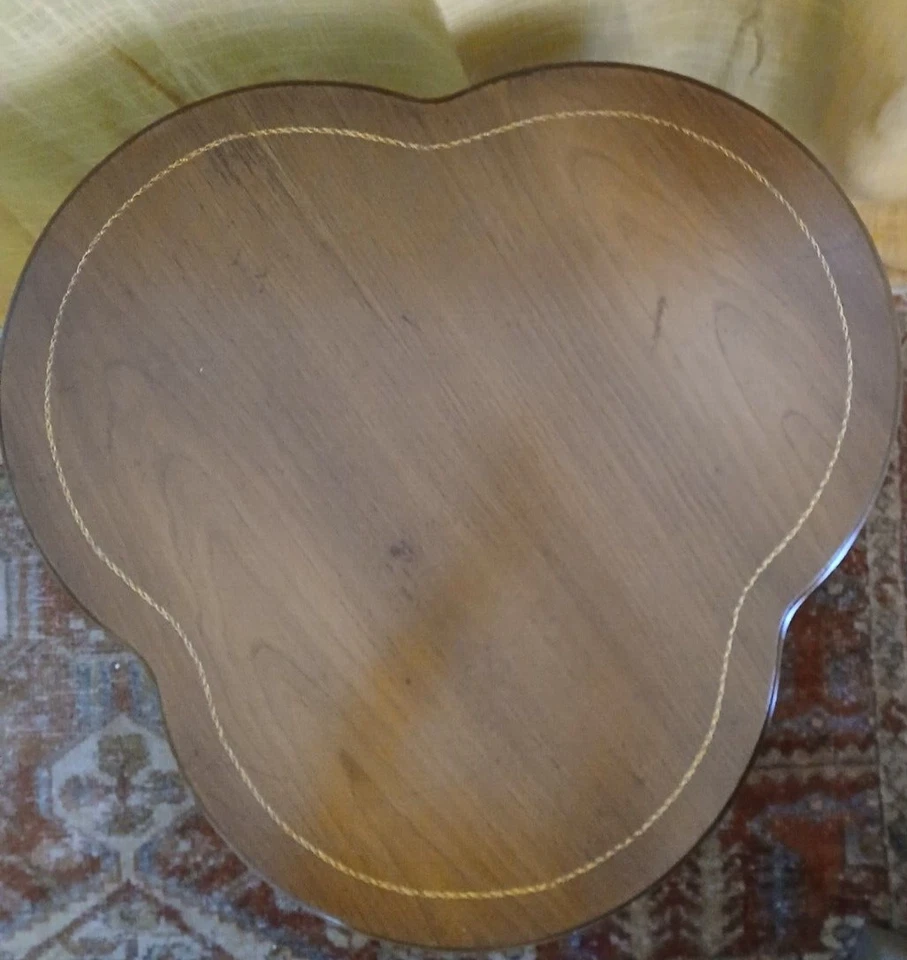 Mesa de pedestal con tapa de trébol estilo único vintage Foto 4 de 4