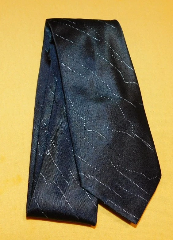 CALVIN KLEIN COLLECTION MADE IN ITALY GREY/WHITE STRIPED SLIM TIE - NECK TIES. - Image 2 of 4