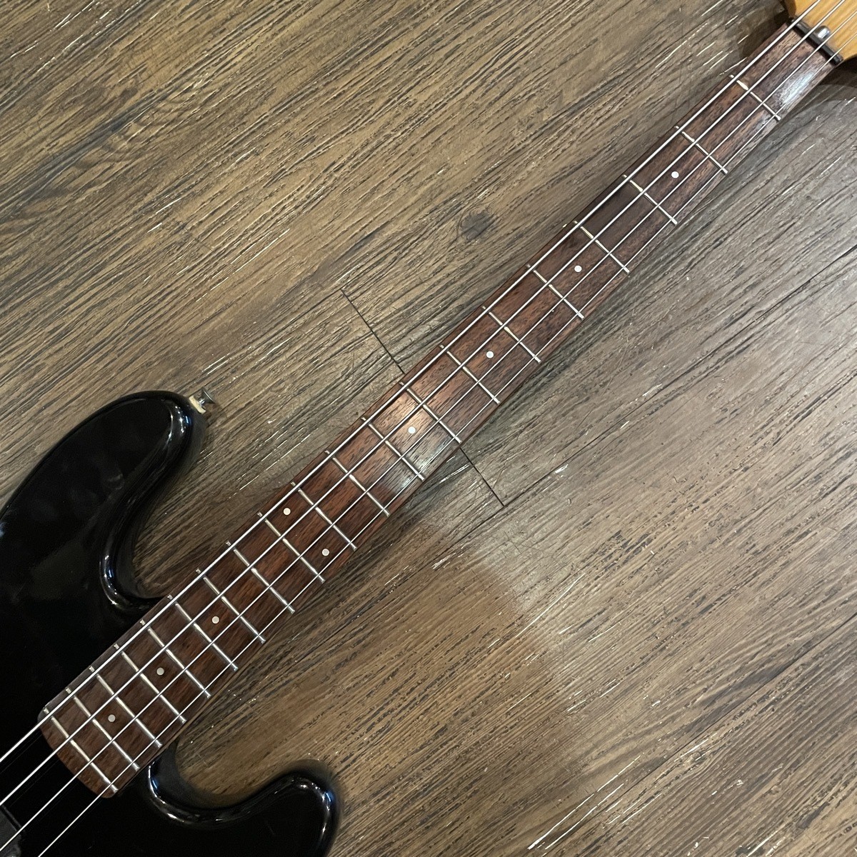 Mad Axe by Aria Pro2 エレキギター Mad Axe Bass - Aria Pro II Mad Axe Bass - Audiofanzine