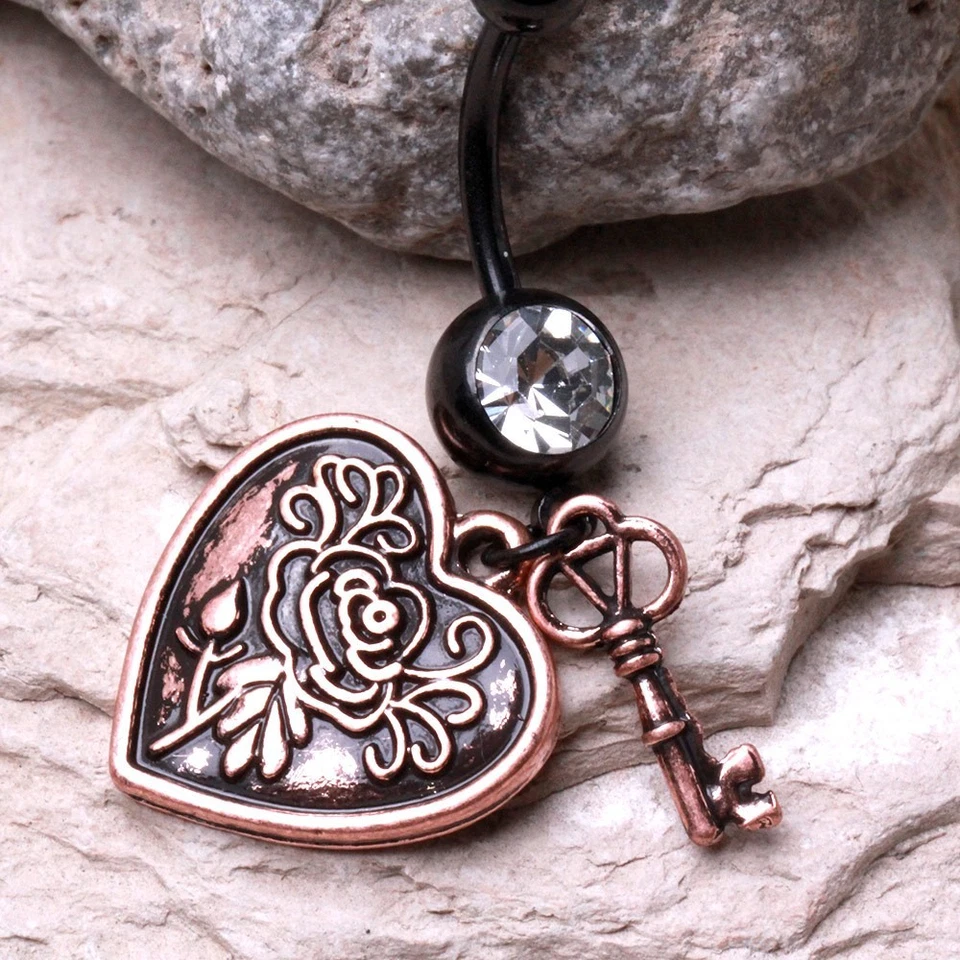 Antiguo anillo ombligo colgante de latón enchapado con llave y corazón Foto 3 de 3