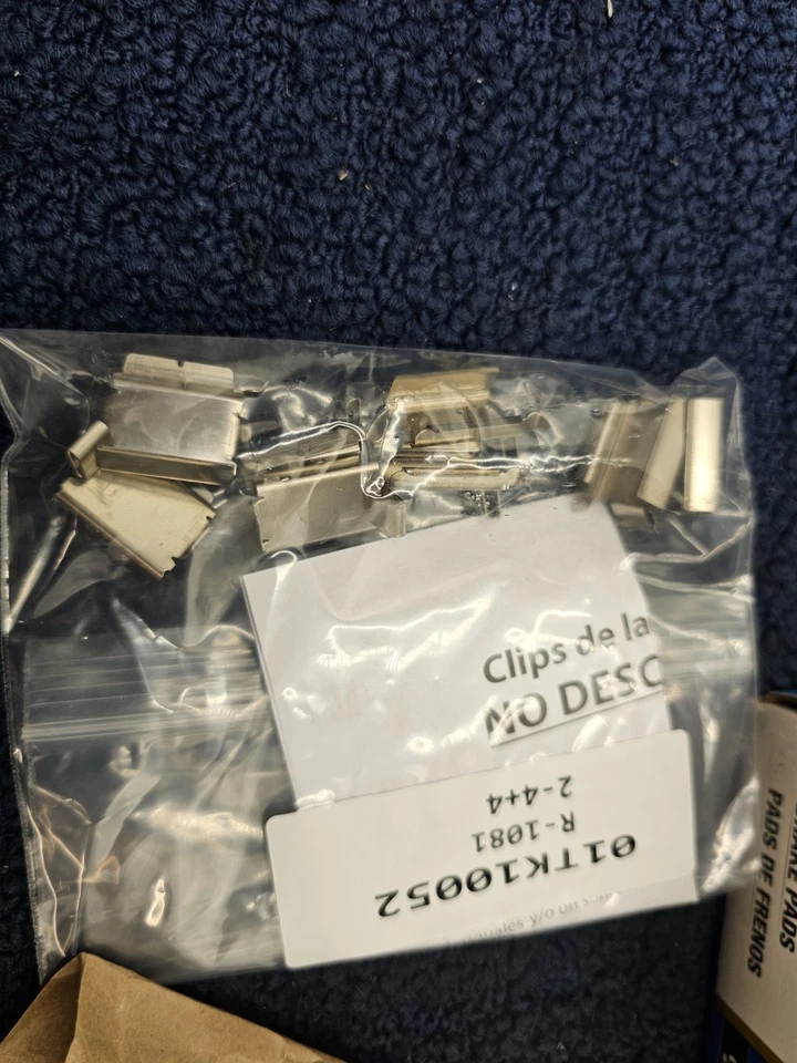 Pastilla de freno delantera semimetálica dorada premium GMKD1327 para modelos Ram C/V 2014-2015 Foto 2 de 4