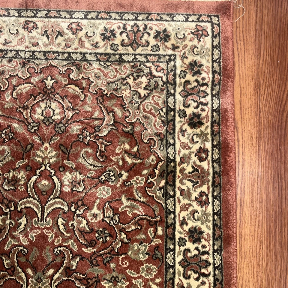 Alfombra Pequeña, 26" x 45” Roja, Diseño Tradicional, Hecha en Bélgica, 100% Viscosa Foto 4 de 4