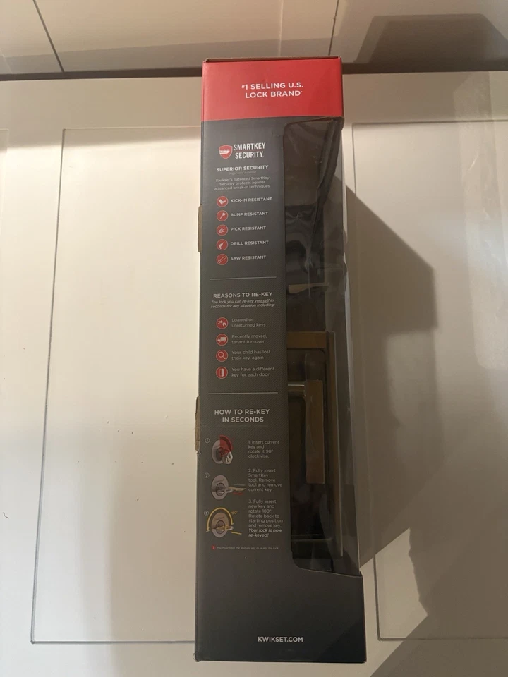 Juego de manijas cuadradas de níquel satinado Kwikset con cerradura de cerrojo y llave serie Signature Foto 3 de 4