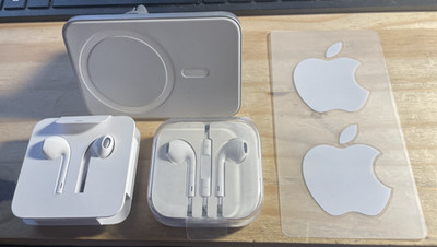 Ear Pods lot + Mag Safe Car Vent mount Iphone