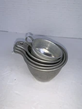 VTG Ekco Aluminum Set of 4 Nesting Measuring Cups W/ Handle Bonus Scoop    KT153