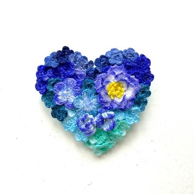Handarbeit gehäkelt Herz Brosche blau Blume Anstecknadel floral süß Geschenk Handarbeit