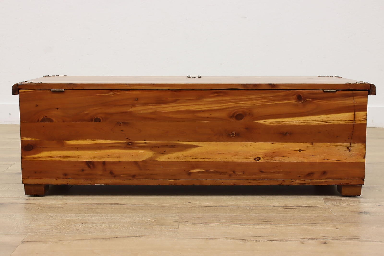 Farmhouse Vintage Cedar Chest Coffee Table Caswell Runyan 47436 eBay