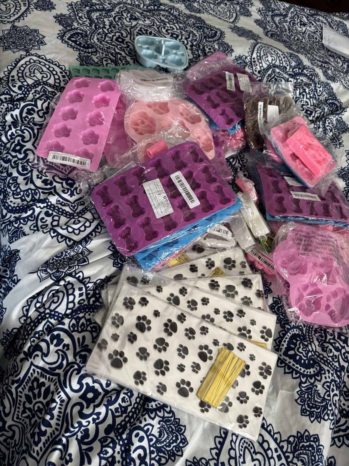 Silicone/Epoxy Resin Molds Or for Dog Treats Quantity 30.