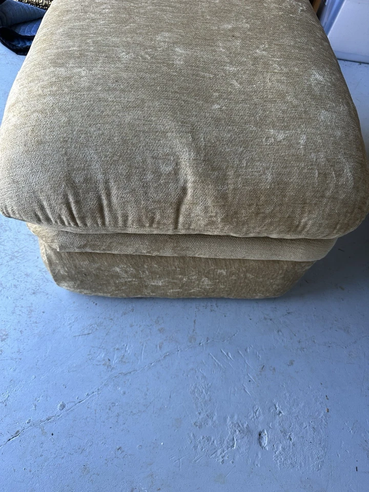 Reposapiés otomano beige chenilla Foto 3 de 4