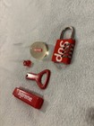 Lot d'accessoires Supreme 5 pièces Joblot ouvre-bouteille, serrure principale, dés, boule