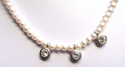 Collier Réglable Perles Blanches Avec 3 Plaques Argentées Et Cristaux - Bijou Rétro