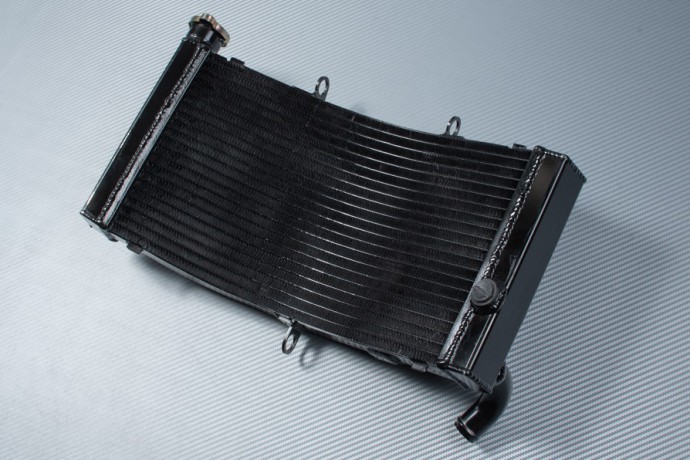 Radiateur moto Honda CBR 900R pour remplacer une pièce d'origine fuyarde