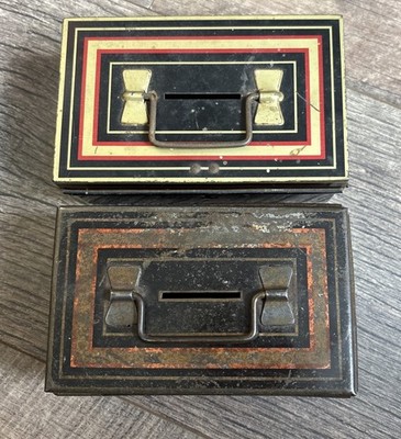 Vintage 1Chad Valley M205 Spardose & 1 Spardose mit Griff 4  x 2  x 2,5  ohne Schlüssel