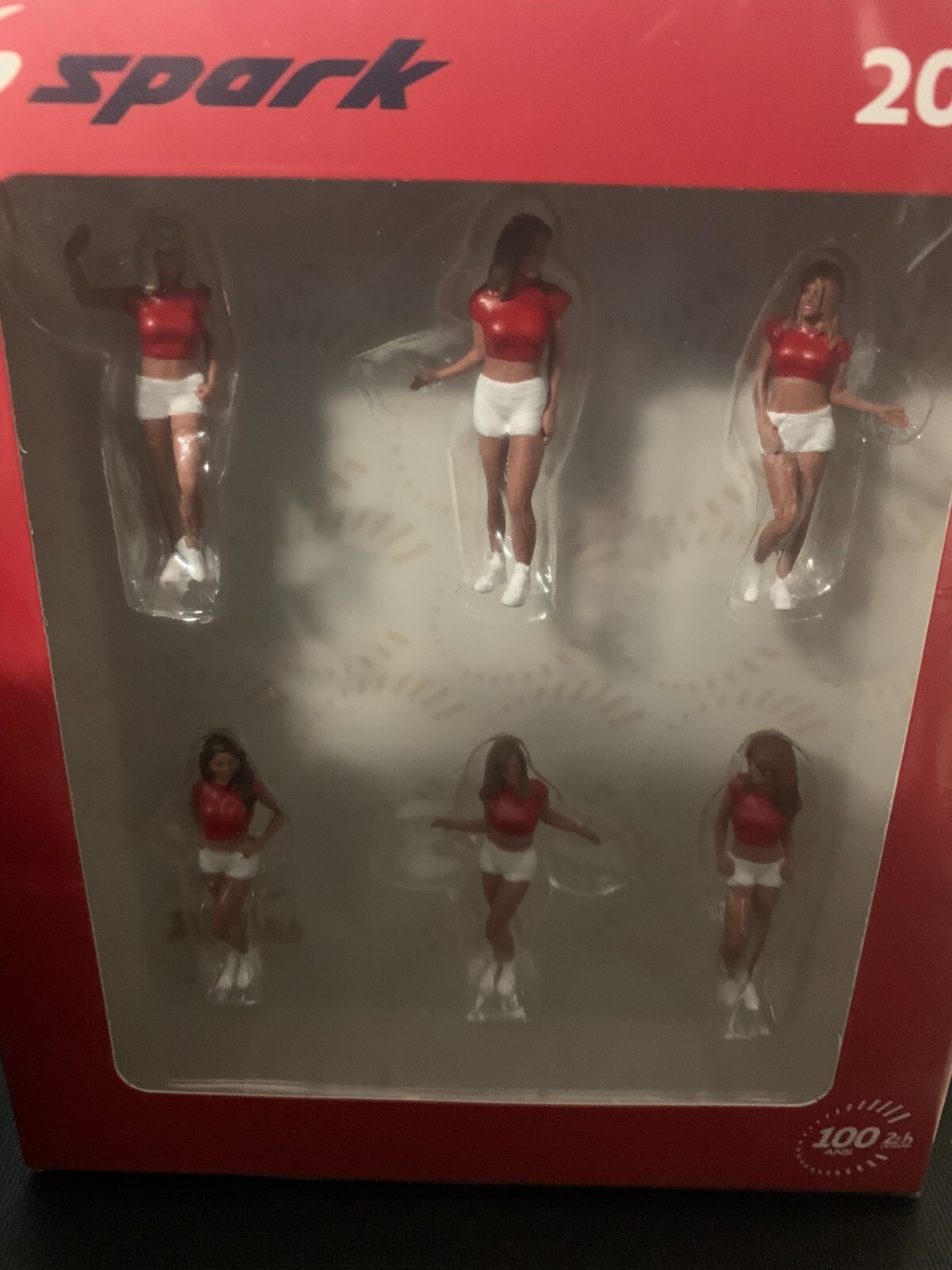Figurines Grid Girls 2000s Spark 43AC024 pour compléter une vitrine de modèles réduits 1/43