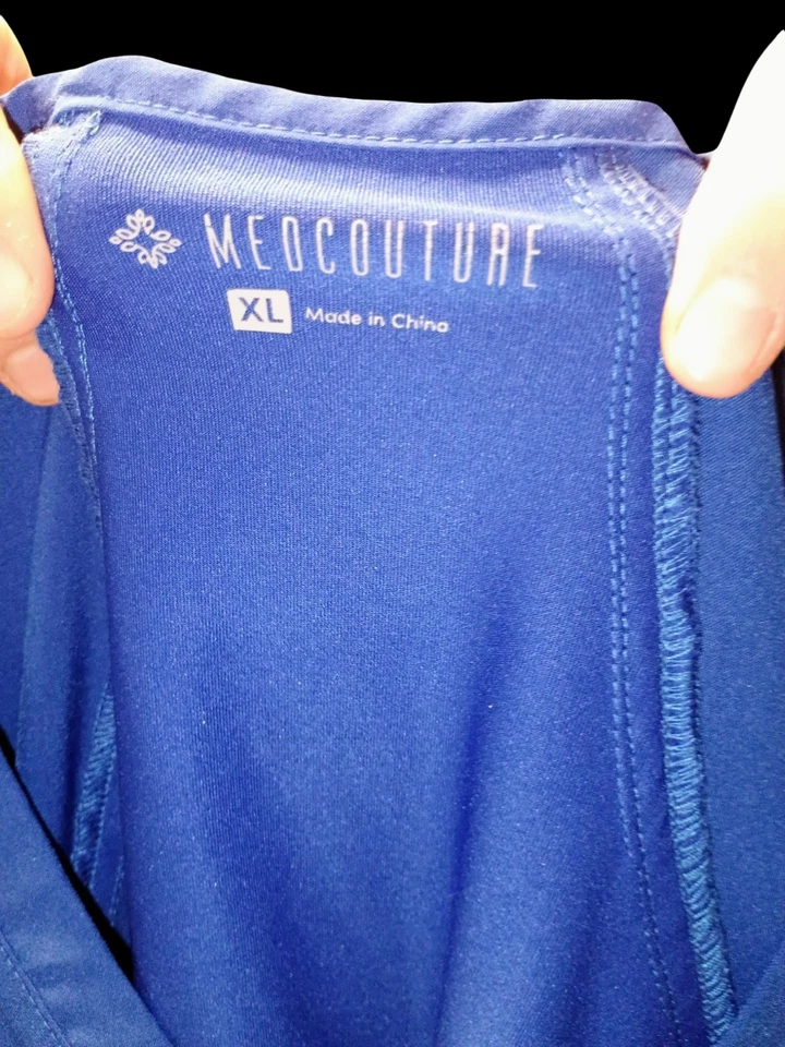 Blusa Médica Med Couture Touch Cuello en V Azul Real para Mujer Foto 4 de 4