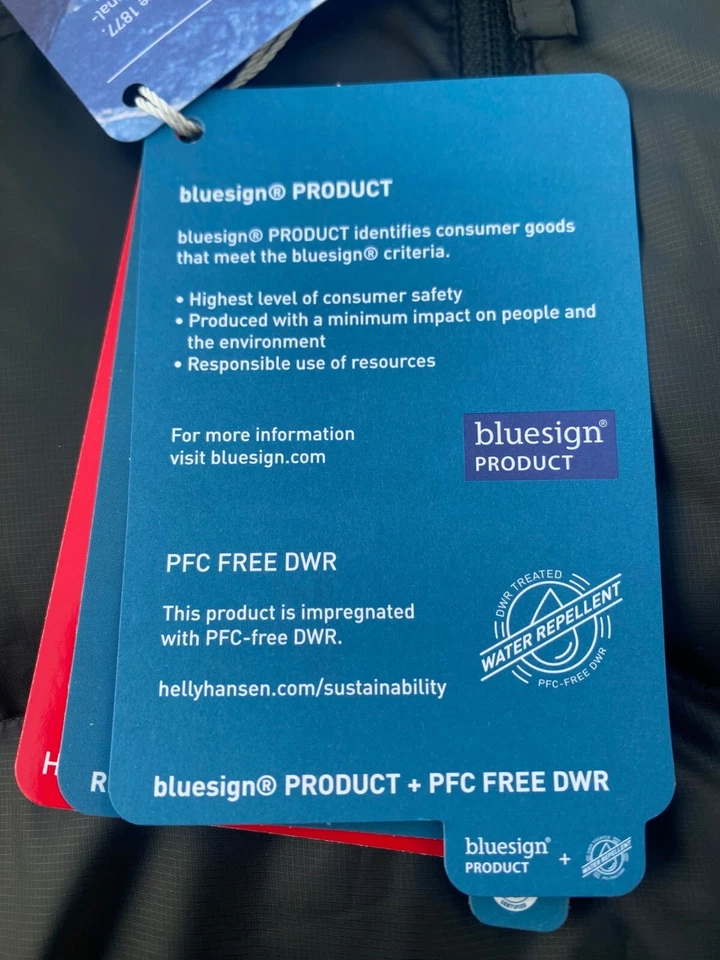 Chaqueta negra aislante para niña Helly Hansen $200, talla: 10 Foto 4 de 4