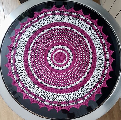   Handgefertigtes gehäkeltes Deckchen 19'' - Fuchsia & Creme Baumwolle Mandala Tisch Herzstück