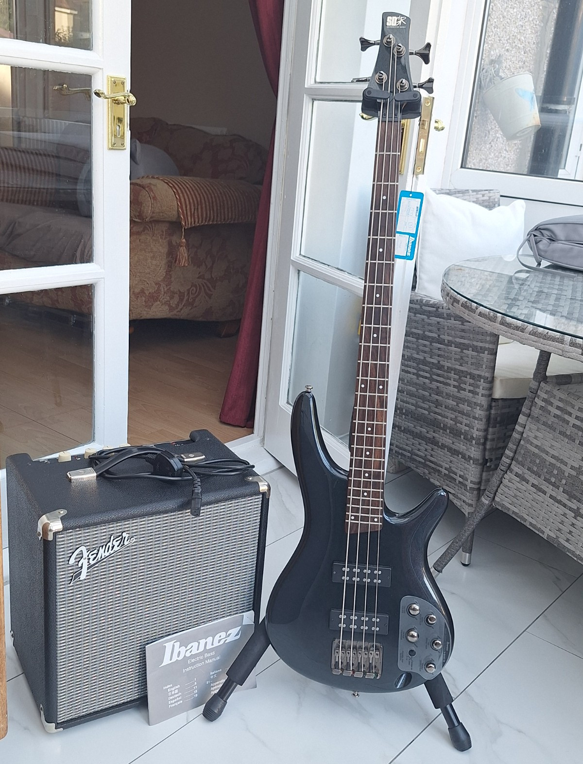 Ibanez SR300e Soundgear 4-String Bass Guitar With Fender Rumble 25 Amp