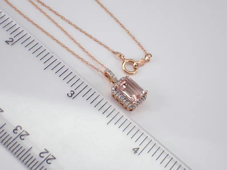 Colgante con halo de morganita de corte esmeralda de 3 quilates enchapado en oro rosa de 14 quilates Chai de 18" Foto 4 de 4